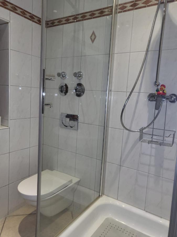 Tritt Ein Bring Glueck Herein - Exquisite 75 Qm - Messenaehe - Parkplatz - Flughafennaehe دوسلدورف المظهر الخارجي الصورة