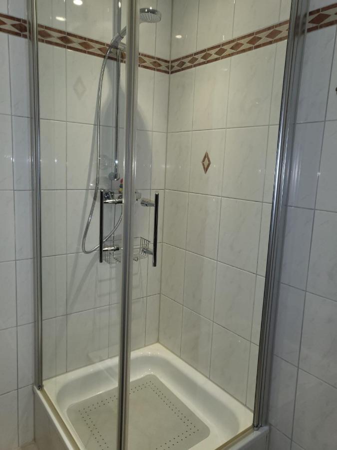 Tritt Ein Bring Glueck Herein - Exquisite 75 Qm - Messenaehe - Parkplatz - Flughafennaehe دوسلدورف المظهر الخارجي الصورة
